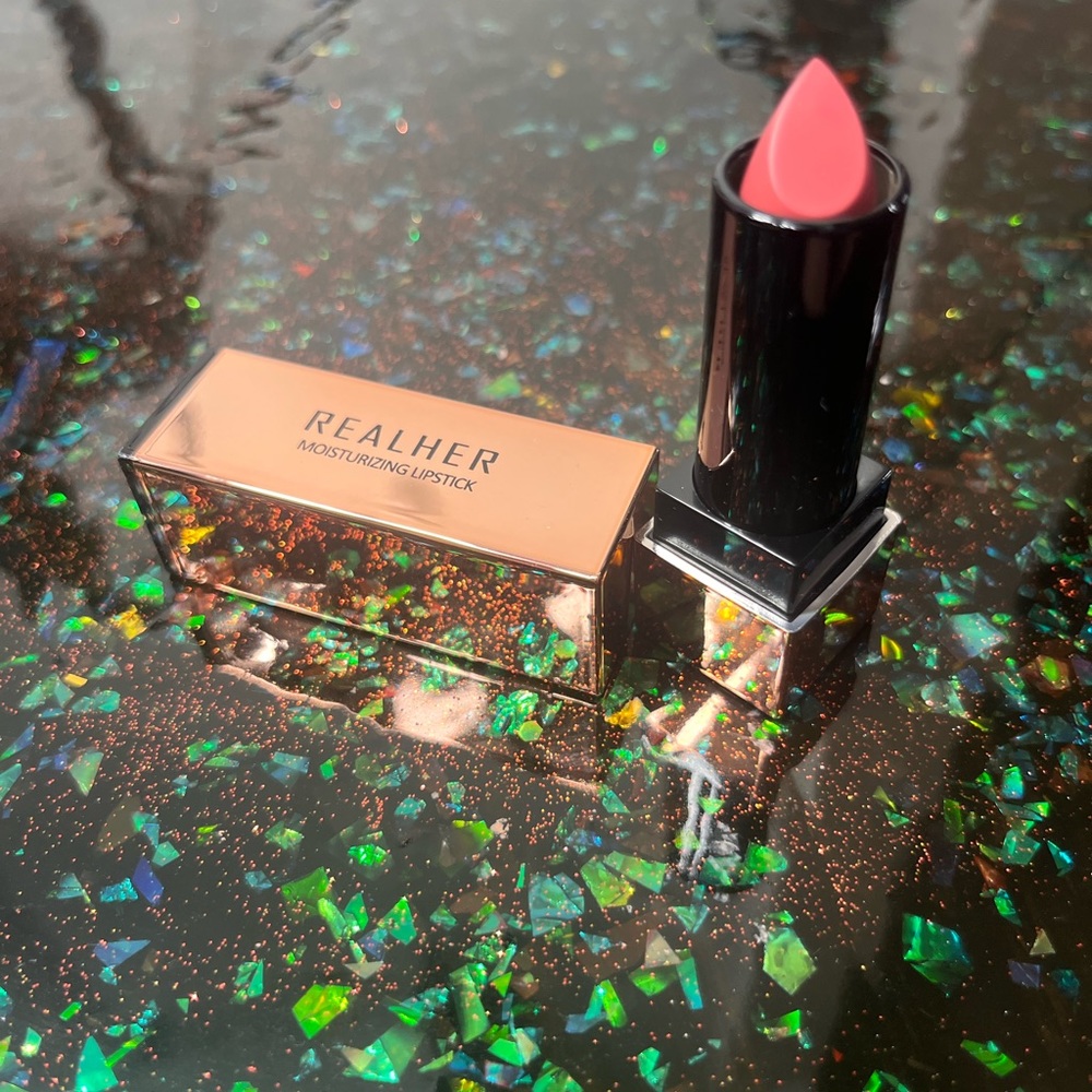 REALHER moisturizing lipstick - I define myself beauty